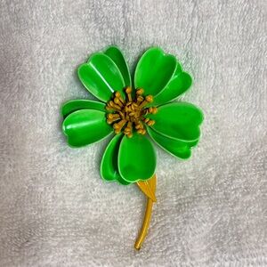 Mid-Century Enamel metal  Flower Brooch with Gold Stamen green 60s